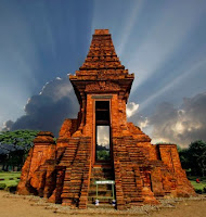 Candi Bajang Ratu Peninggalan Kerajaan Majapahit