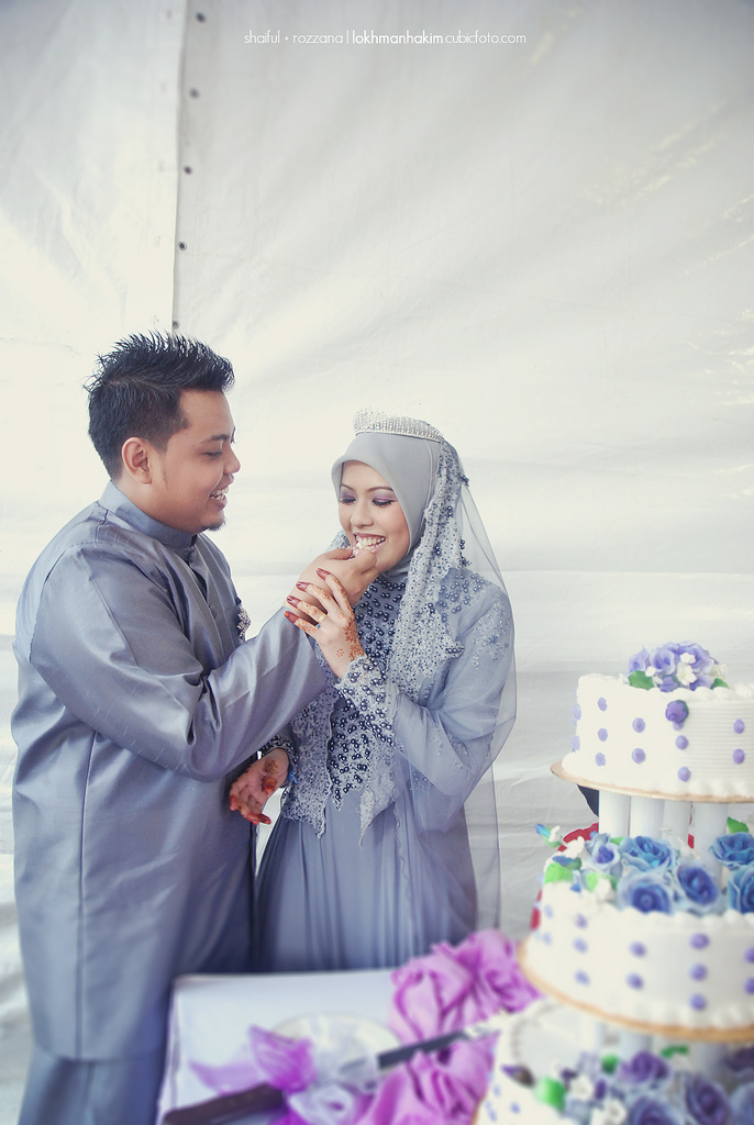 A Westernstyle wedding cake is another element of the bersanding