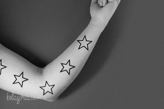 tatuajes de estrellas elegantes para mujeres