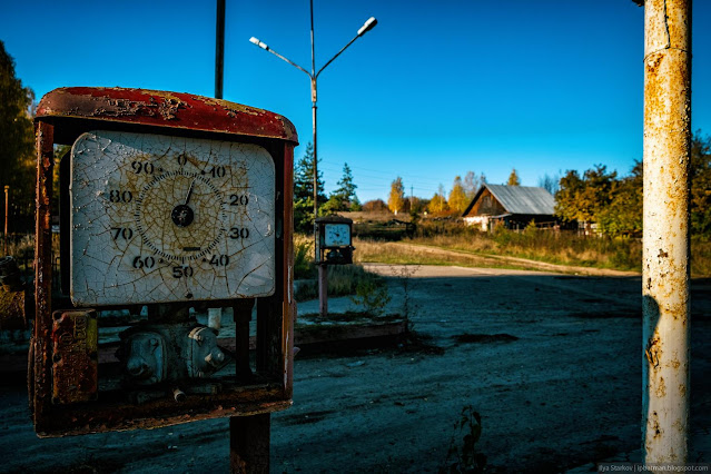 Старая, ржавая колонка азс