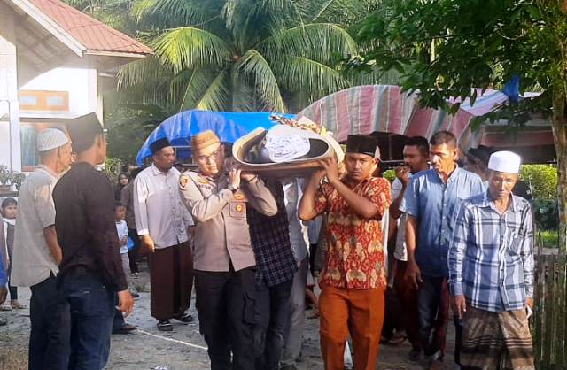 Salut, Kapolsek Peureulak Barat Polres Aceh Timur Ikut Gotong Keranda Jenazah Warga ke Lokasi Pemakaman