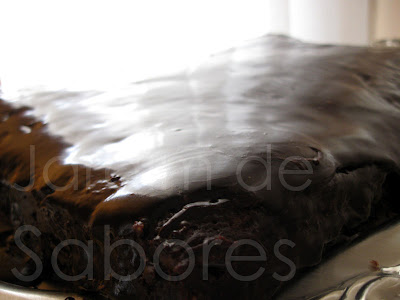 Bolo de Nesquik com Cobertura de Chocolate (Brownie)