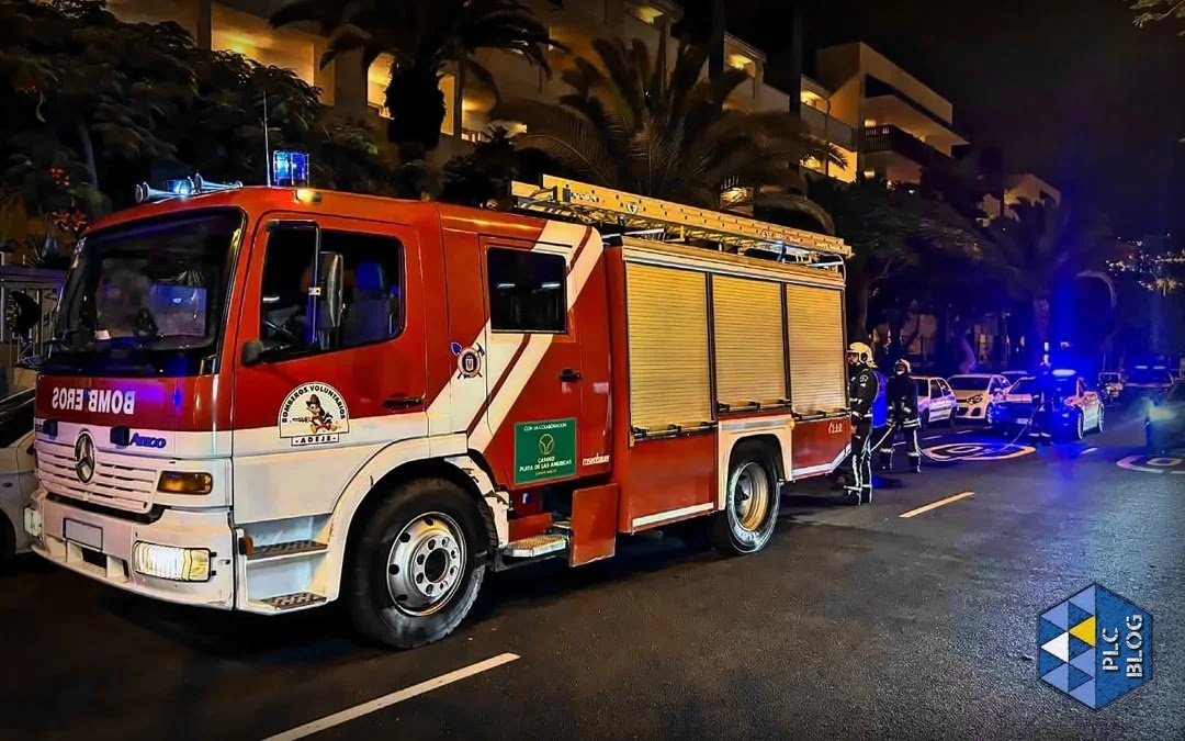 Recursos en la vía cercana al incendio (Foto: Policía Local de Canarias Blog).