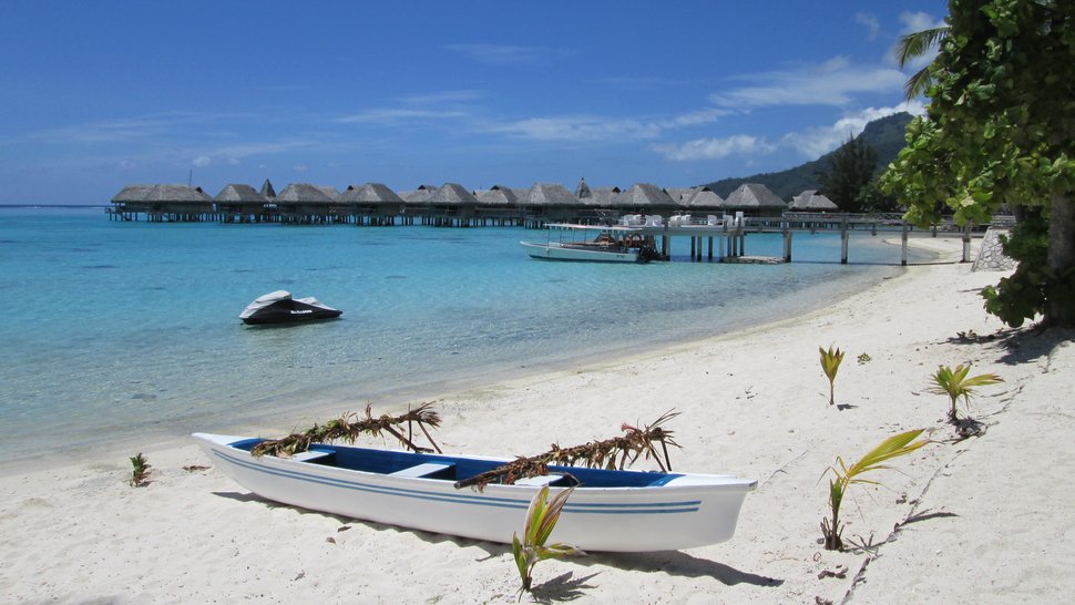 Plage de sable blanc et lagon bleu du Sofitel Moorea Ia Ora Beach Resort