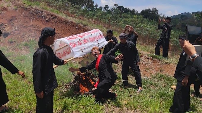Aksi Teatrikal Masyarakat Adat Jawa Barat Tolak Putusan MK