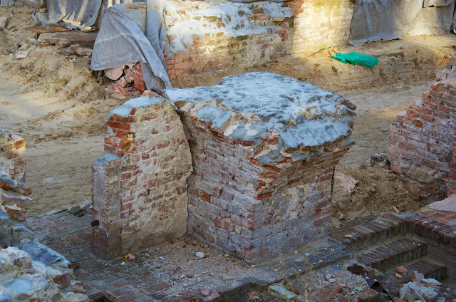 Baustelle Ordnungsmassnahme, Teilrückbau eines Verwaltungsgebäudes (ehemaliges "DDR-Bauministerium") und archäologische Grabungen, Breite Straße, 10178 Berlin, 01.10.2013