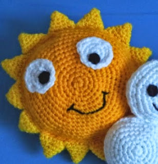 http://translate.google.es/translate?hl=es&sl=en&tl=es&u=http%3A%2F%2Fwww.blog.oomanoot.com%2Fpartly-cloudy-crochet-pillows-for-kids-tutorial%2F