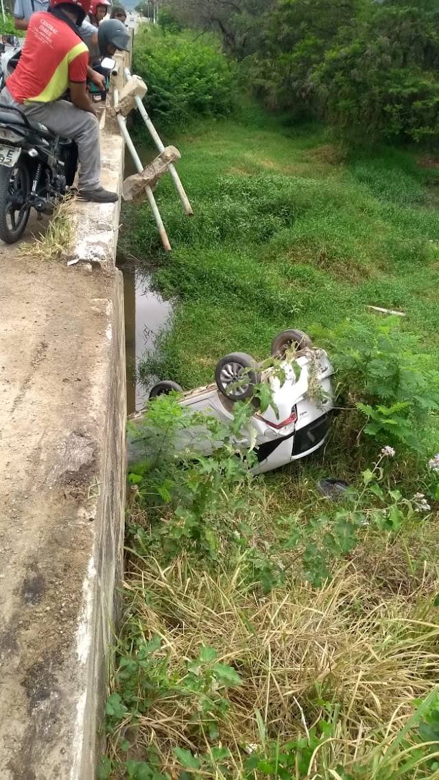 Carro Cai em Ponte no Bairro Inocoop 