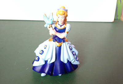 Miniatura estáticade princesa de azul com um pássaro ,marca ISO-SEL/France 2007,  8,5 cm de altura R$ 20,00