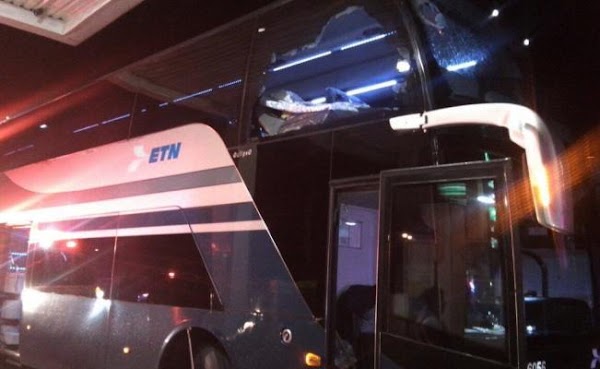 Delincuentes arrojan piedras a un autobús para asaltarlo; una pasajera murió