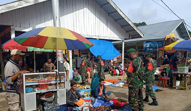 Lakukan Pengawasan di Pasar Tradisional Personil Koramil 04/Payung Sekaki Imbau Masyarakat Patuhi Protokol Kesehatan