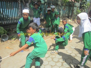 Lomba Tarik Tambang MI Al Raudlah