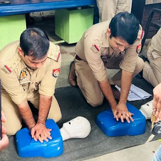 478वीं सीपीआर कार्यशाला थाना काकादेव पर की गई आयोजित  कानपुर : सीपीआर डा0 प्रदीप टण्डन, डॉ0 विपुल जैन द्वारा 478वीं सीपीआर कार्यशाला थाना काकादेव पर आयोजित की गई, प्रभारी निरीक्षक काकादेव तथा अन्य पुलिस अधिकारी एवं कर्मचारीगणों की उपस्थिति में  चिकित्सक द्वारा बताया गया कि कैसे कृत्रिम सांस देकर सड़क दुर्घटना में घायल व्यक्ति की जान बचाई जा सकती है। डा0 प्रदीप टण्डन द्वारा थाना काकादेव पर नियुक्त सभी अधिकारी/कर्मचारीगणों व थाना क्षेत्र के आम जनमानस को सीपीआर का प्रशिक्षण दिया गया ।