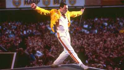 freddie mercury cantando a música we will rock you