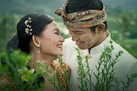 Foto Prewedding Dengan Tema Sawah