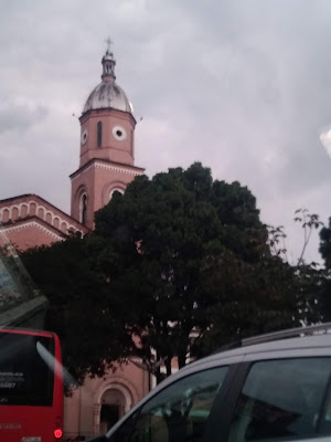 Pasando por la Iglesia de San Francisco de Asís en Armenia, Quindío