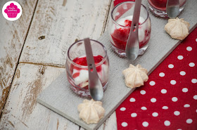 Eton mess à la framboise: verrines de framboises, coulis de framboises, meringues et chantilly