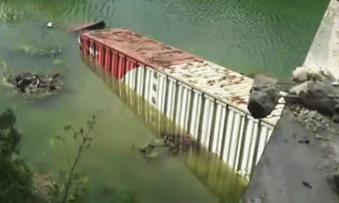 รถบรรทุกไปรษณีย์ไทย เสียหลักพุ่งตกแม่น้ำกุยบุรี