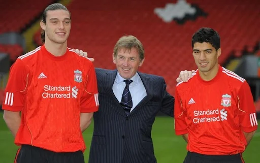 Liverpool manager Kenny Daglish poses with new signings Luis Suárez and Andy Carroll