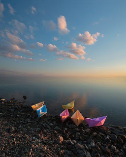 perahu kertas yang hanyut