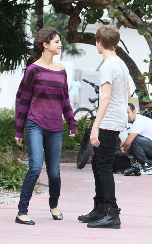Justin Bieber and Selena Gomez pics of selena gomez and justin bieber at the beach. Justin Bieber and Selena Gomez