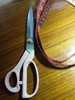 Gunting kain untuk memotong kain secara manual,  dengan ukuran 4 inchi.
