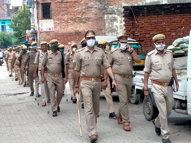 नगर कोतवाल ने भारी पुलिस फोर्स के साथ किया फ़्लैग मार्च
