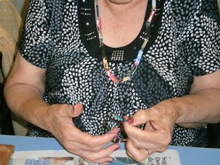 Creació de collars i polseres al taller de Manualitats d'Aviparc