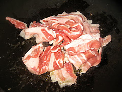 豚バラを炒める