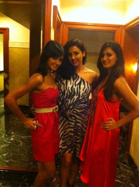 Singer Neeti Mohan (Middle) with her Younger Sisters Mukti Mohan (Right) & Shakti Mohan (Left) | Singer Neeti Mohan Family Photos | Real-Life Photos