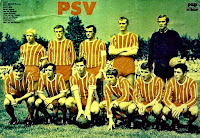 PSV EINDHOVEN - Eindhoven, Holanda - Temporada 1970-71 - Schmidt-Hansen, Vos, Strik, Munk Jensen y Van Beveren; De Vrindt, Van der Kuijen, Van Tilburg, Veenstra, Radovic y Van den Dungen - 4º clasificado en la Eredivisie