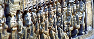 Misteri Tersembunyi Relief di Kaki Borobudur