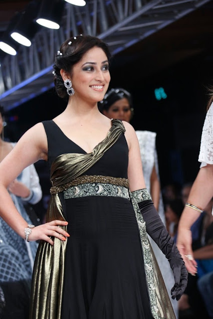 YamiGautam top less pics