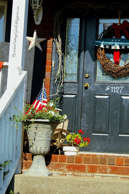 #4thofjuly #farmhouse #decorating #Independencedaydecorations #4thofjulydecor #farmhouse4thofjuly #interiordecorating #redwhiteandblue #america