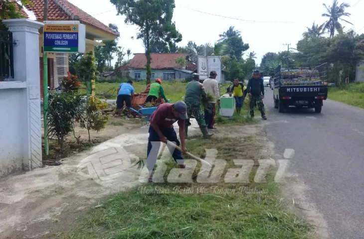 Ciptakan Kepedulian Lingkungan, Babinsa Cenlecen Karya Bakti Bersihkan Ruas Jalan