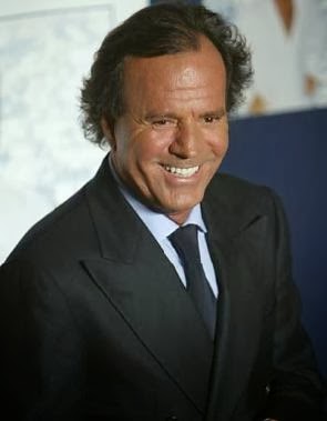 Julio Iglesias con 45 años de carrera, afirmó sentirse muy satisfecho "porque creo que ahora canto mejor que cuando empecé".