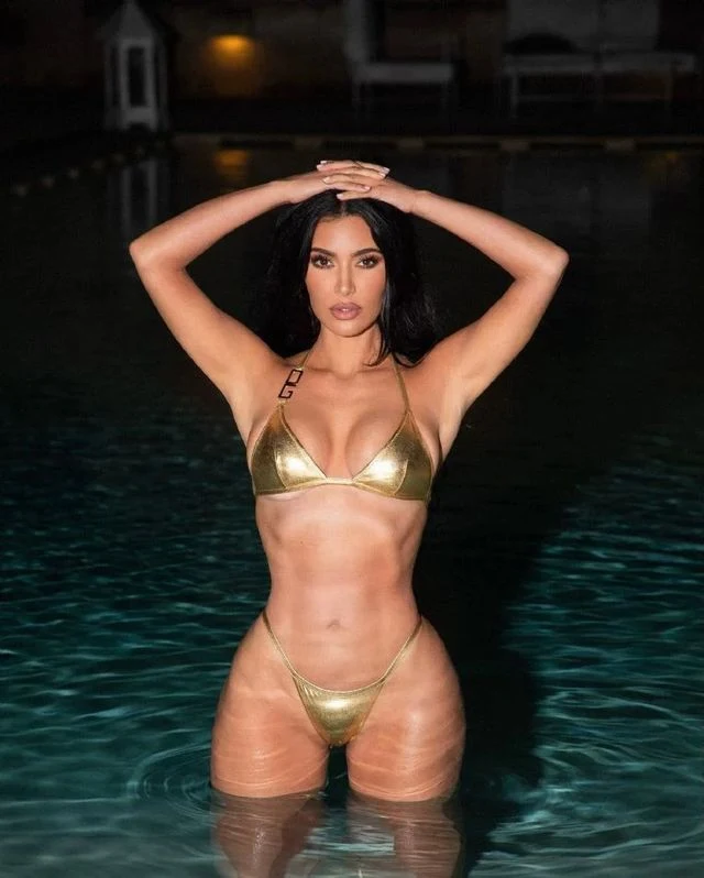 Kim Kardashian con 42 años, luce su escultural figura en un álbum de fotos subido de tono