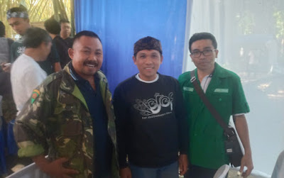 Delegasi GP Ansor Trenggalek, Sahabat Murjianto dan Bahrul Huda foto bareng Bupati Lumajang yang juga Kasatkorcab Banser di sela acara TJE