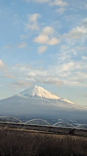 新幹線車窓から富士山。