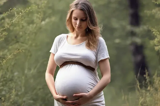 El embarazo provoca cambios en el cerebro de las madres, adelgazando temporalmente la corteza cerebral. Estos ajustes podrían prepararlas para la maternidad, sugiere la investigación. Se menciona similitud con la poda sináptica en la pubertad y la posible disminución de células inmunitarias cerebrales. Hallazgos relevantes para comprender trastornos asociados al embarazo.