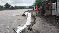 Dinding Sungai Waykrui Tergerus Air, Rumah Warga Terancam Roboh