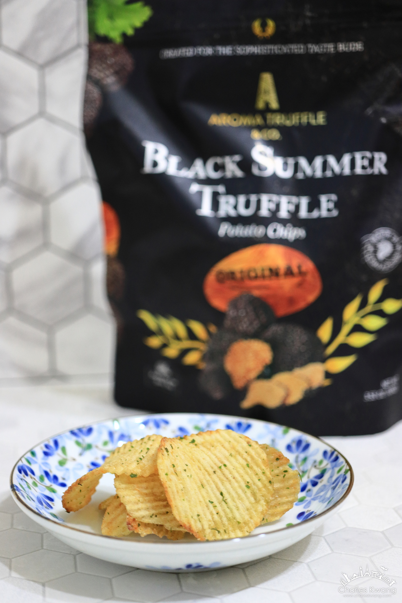 「新加坡 Aroma Truffle 黑松露洋芋片」被譽為洋芋片界的愛馬仕，職人手工打造的精品洋芋片，新加坡旅遊的人氣伴手禮！