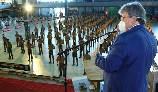 João Azevêdo prestigia solenidade de formatura de soldados da Polícia Militar e do Corpo de Bombeiros em Campina Grande