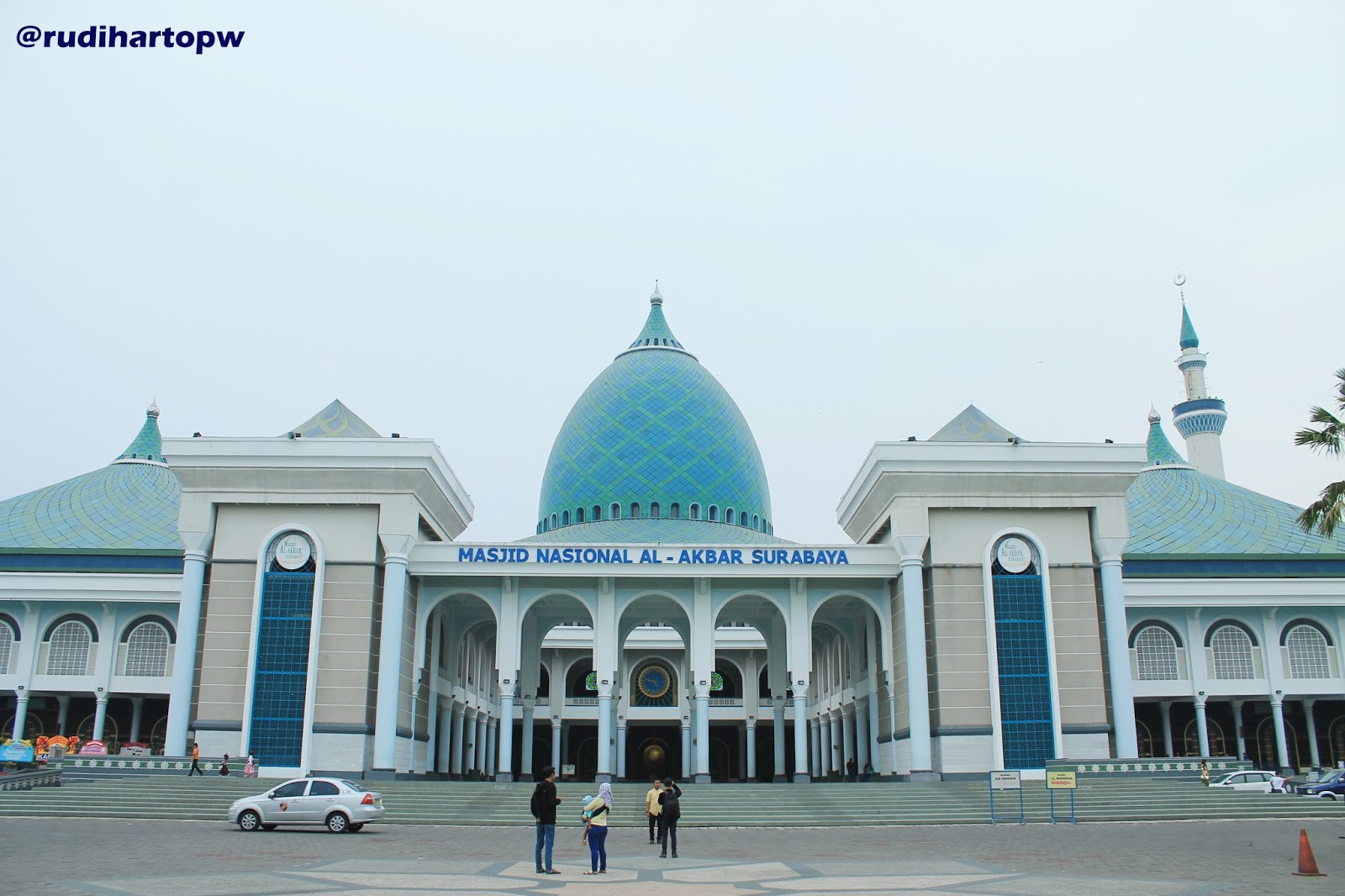 Masjid Nasional Al Akbar Surabaya Foto Tampak Depan 