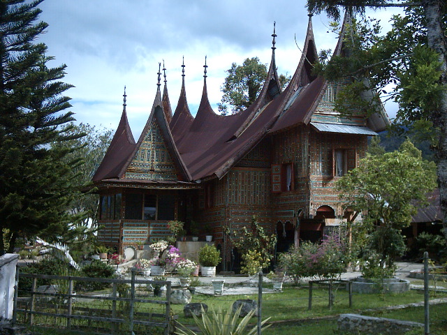 FOOTPRINTS AND A FINGER TOUCH: GAMBAR RUMAH GADANG 