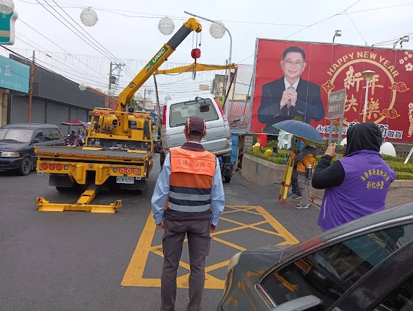 ▲彰化監理站嚴查逾檢車輛，拖吊、扣牌、追稅同步進行。（彰化監理站提供）