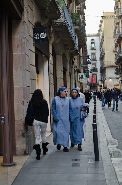 Two nuns, carrer Avinyo, Gothic quarter, Barcelona