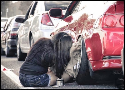 mujer encerando el auto