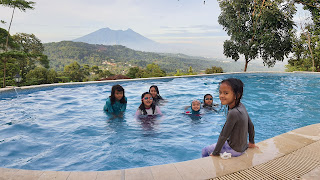 Kolam Renang di Richie The Farmer
