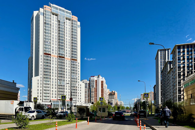 Мосфильмовская улица, Раменский бульвар, слева – жилой дом 2014 года постройки, справа – строящийся жилой комплекс «Настоящее»